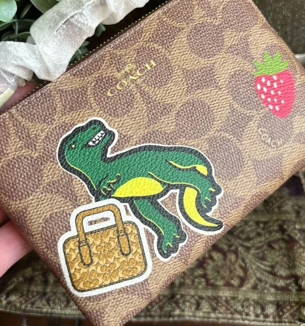 Authentic COACH signature Leather Dino Dice strawberry zip card wristlet 🎲🎩 - Image 9