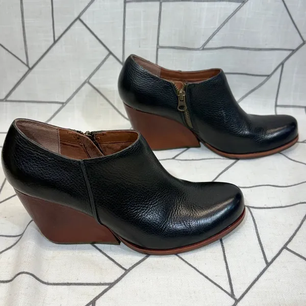 Kork-Ease Wedge Ankle Booties 8.5 Black Leather Side Zip‎ Shooties K39903 - Image 2