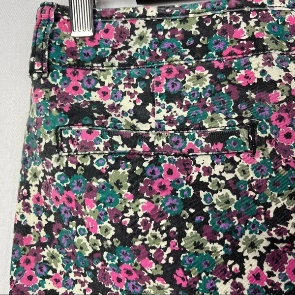 American‎ Eagle AEO Blue & Pink Midi Floral Chino Shorts 0 - Image 3