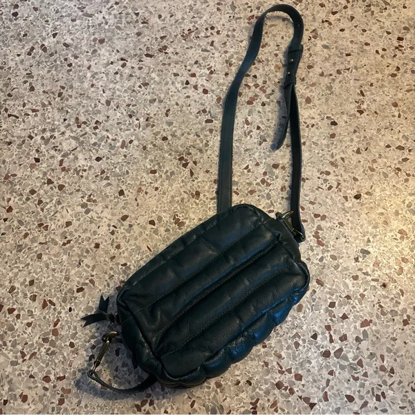 NWT Madewell The Transport Camera Bag: Puff Edition in the color Dark Palm - Image 5
