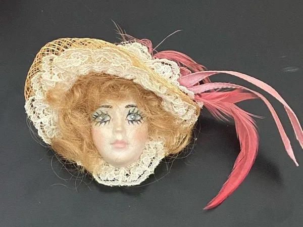 Vintage Porcelain Face Victorian Lady Head with Fascinator Hat Brooch 21g - Image 3
