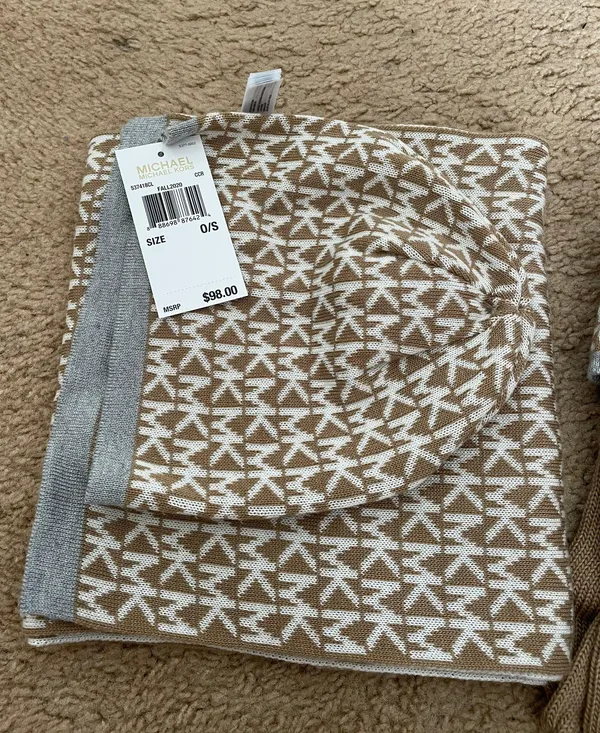 Michael Kors Hat And Scarf Set - Image 3