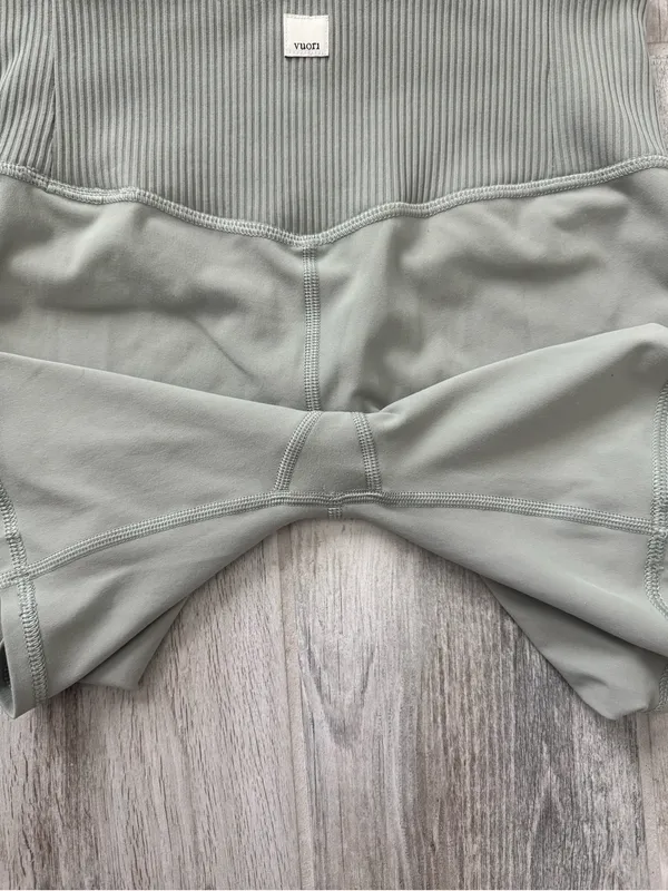 Vuori Women’s Rib Studio Bike Short High Waist Light Grey Size Small - Image 7