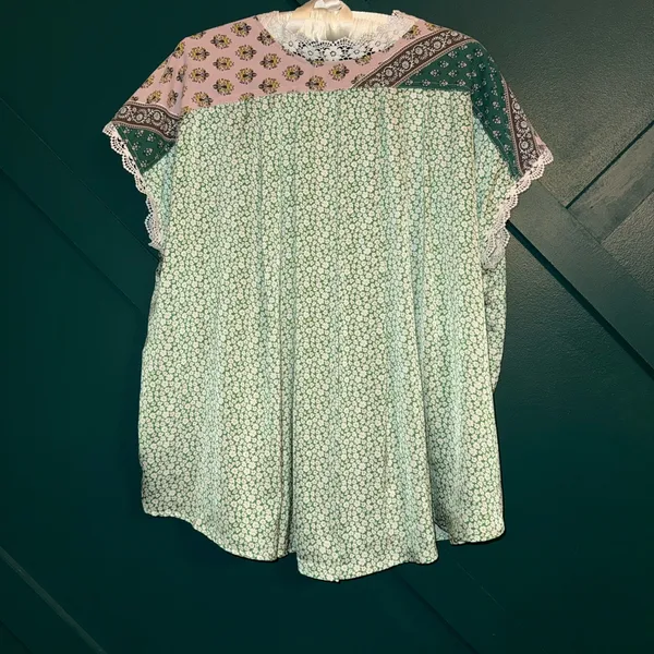 DAVI & DANI Green Floral V-Neck Lace Trim Blouse - Image 4