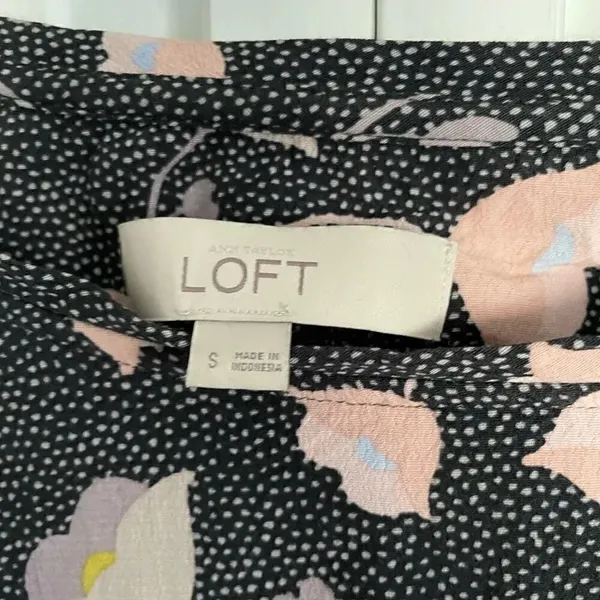 Loft black and floral long sleeve blouse size small - Image 3