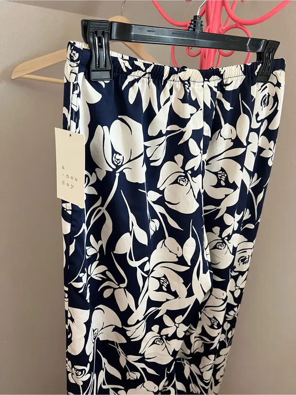 A New Day Navy and White Floral Wide-Leg Silky Pants - Image 6