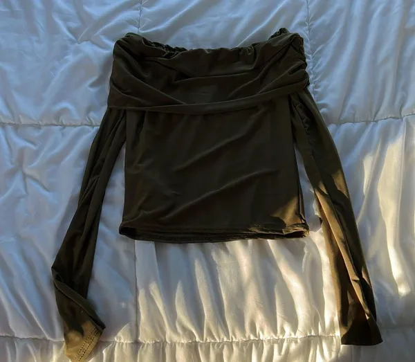 Gorgeous Brand New with Tags Prettylittlething Olive Off the Shoulder Slinky Top - Image 4