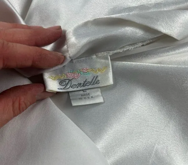 Dentelle LG silky white bathroom robe - Image 3