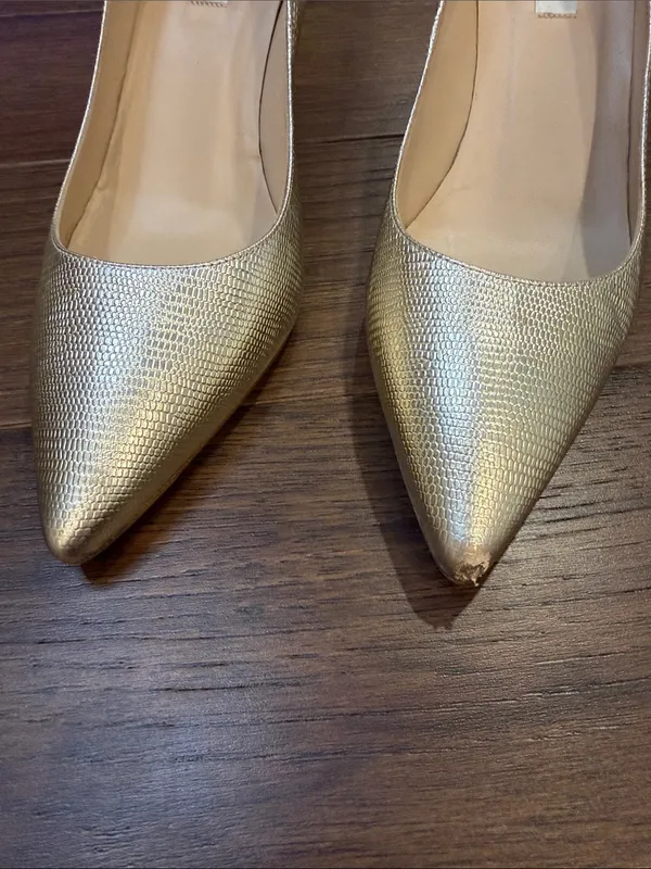 LK Bennett Metallic Gold Textured Pointed-Toe Pumps Size 39 - C61-001 - Image 3