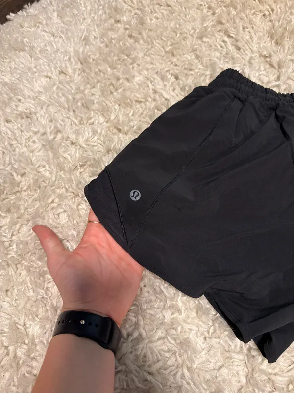 Lululemon Shorts Hotty Hot 4" - Image 4