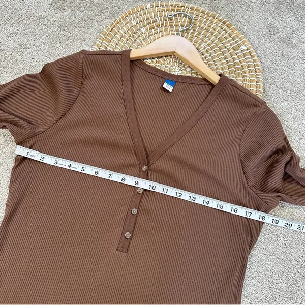 Old Navy Women’s Fitted Long-Sleeve Rib-Knit Henley Top Shirt in Espresso Bark L - Image 15