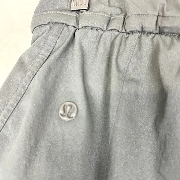 Lululemon Women's Cinchable Waist High-Rise Woven Short 3.5" Size Medium Black - Image 4