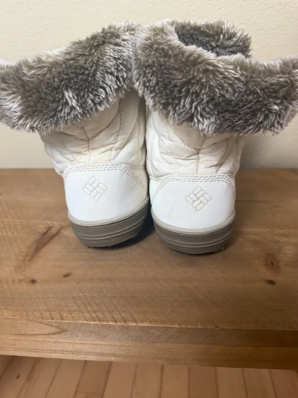 Columbia Women's Heavenly Shorty Omni-Heat Winter Boots in a white/sea salt - Image 9