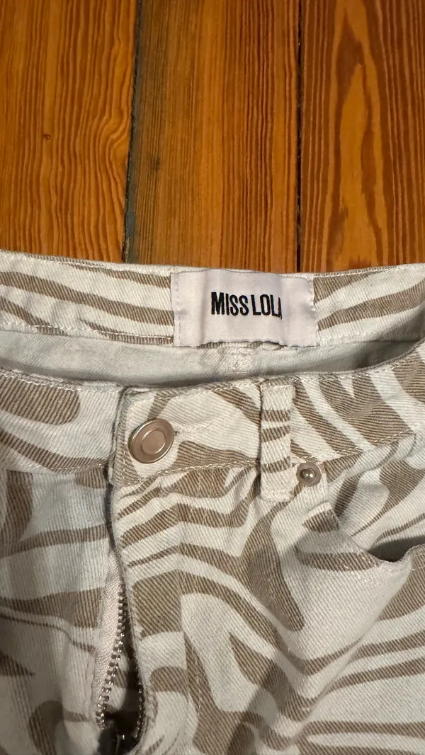 Miss Lola Beige Wavy Print Jeans Size M - Image 2