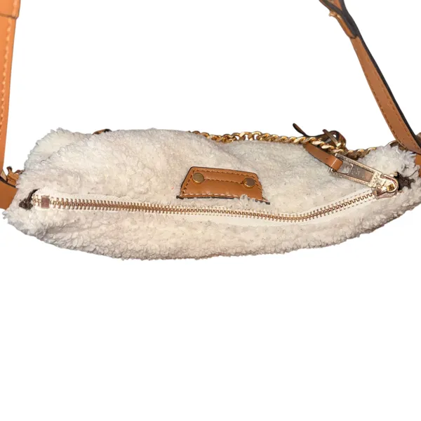 Aldo Faralaeliaax white faux shearling shoulder bag - Image 7