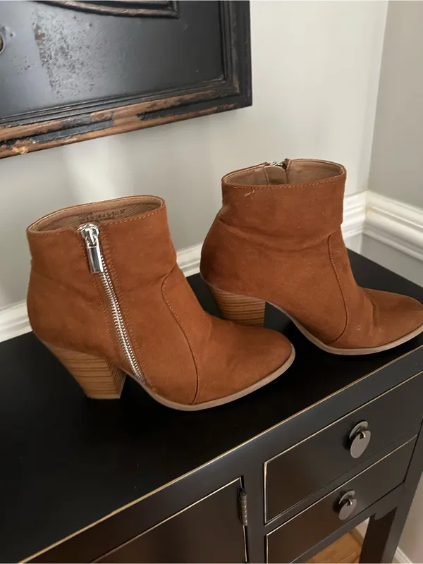Shoe Dazzle Tan Suede Ankle Booties with Side Zipper - Image 4