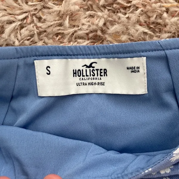 Hollister daisy print mini skirt sz S - Image 2