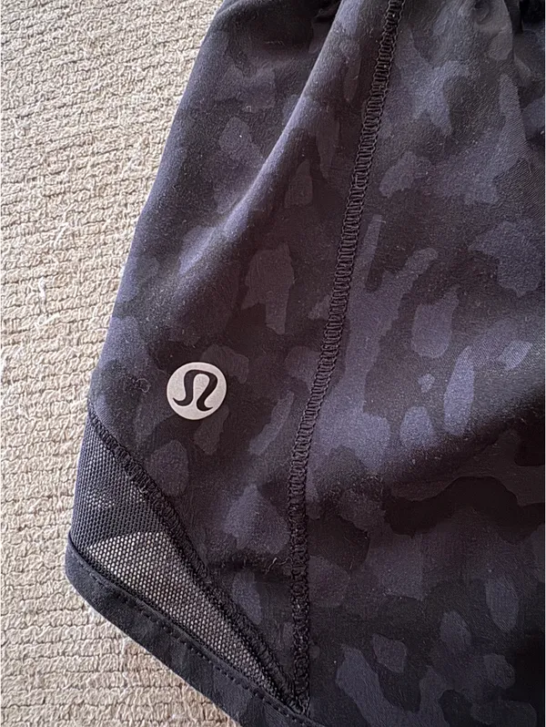 Lululemon Shorts Hotty Hot 2.5" - Image 2