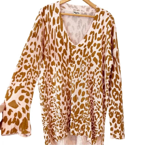 Show Me Your Mumu Pink Leopard V-Neck Sweater -M 🐆 💖 - Image 4