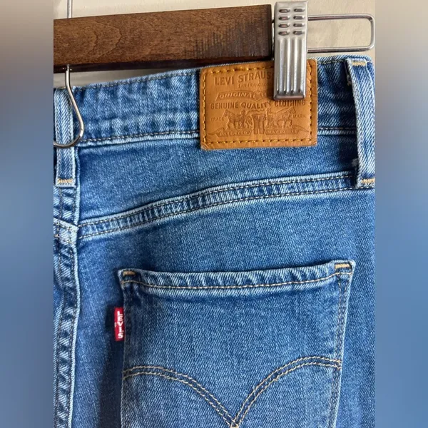 Levis high rise skinny jeans size 27 - Image 3
