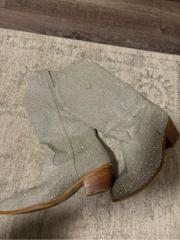 Bedazzled cowboy boots Size 8 - Image 2