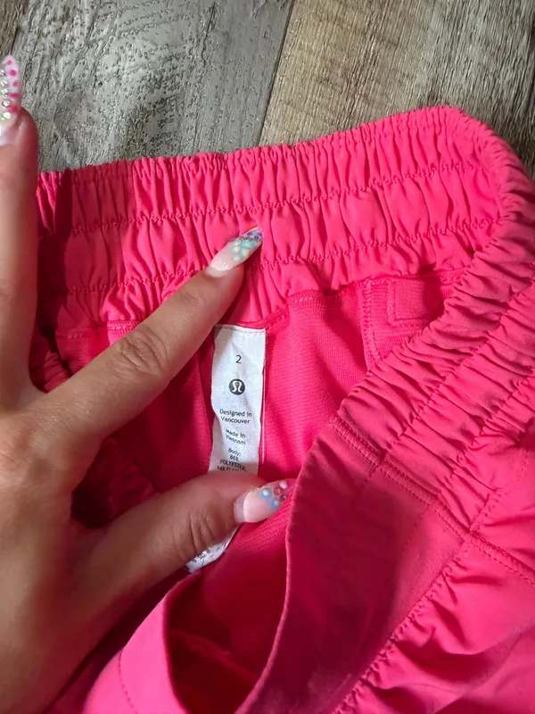 Side 2 Lululemon Low-Rise 2.5" Hotty Hot Shorts lipgloss - Image 2