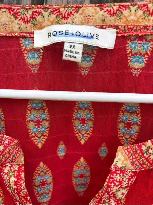 EUC Rose + Olive Red Medallion Top Size 2X - Image 2