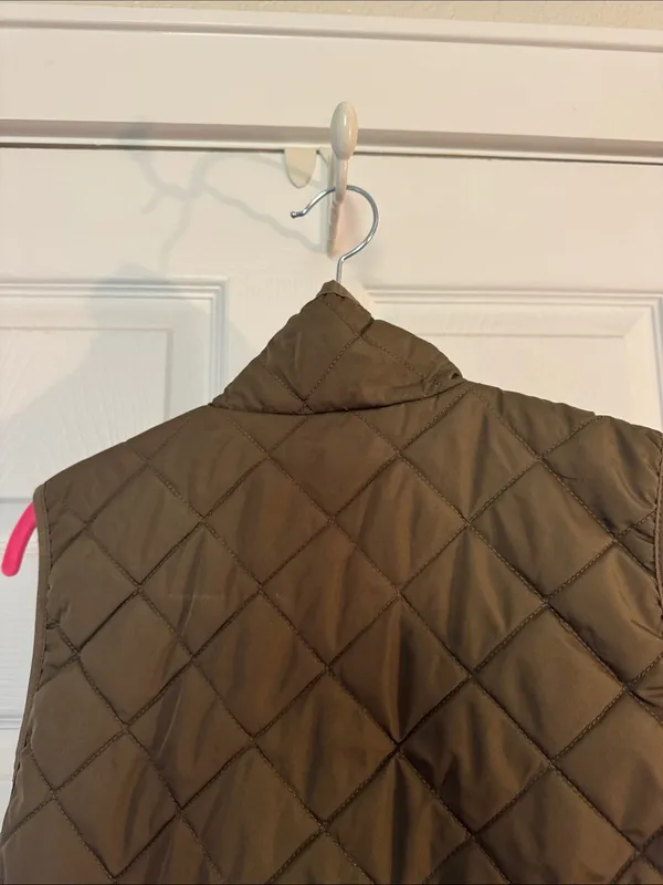 Old Navy Women’s Quilted Olive Full Zip Layering Vest - Image 7