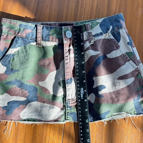 Urban Outfitters BDG Women's Green Camo Denim Mini Skirt Raw Hem Size Small - Image 5