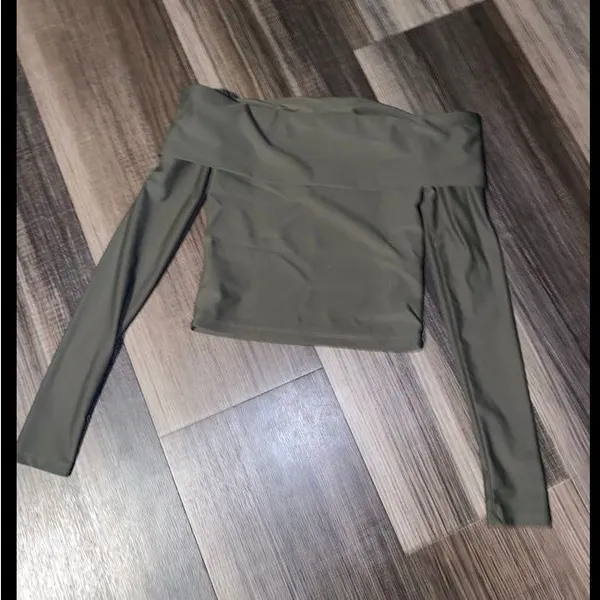 Edikted Off-Shoulder Olive Green Women's Top - Image 5