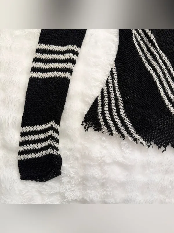 G by Guess Women's Black & Cream Chevron Fringe Crewneck Sweater Size XS - Image 7