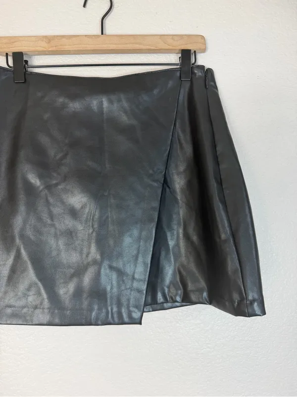 Abercrombie and Fitch A&F Faux Vegan Leather Black Mini Skort size Medium - Image 4