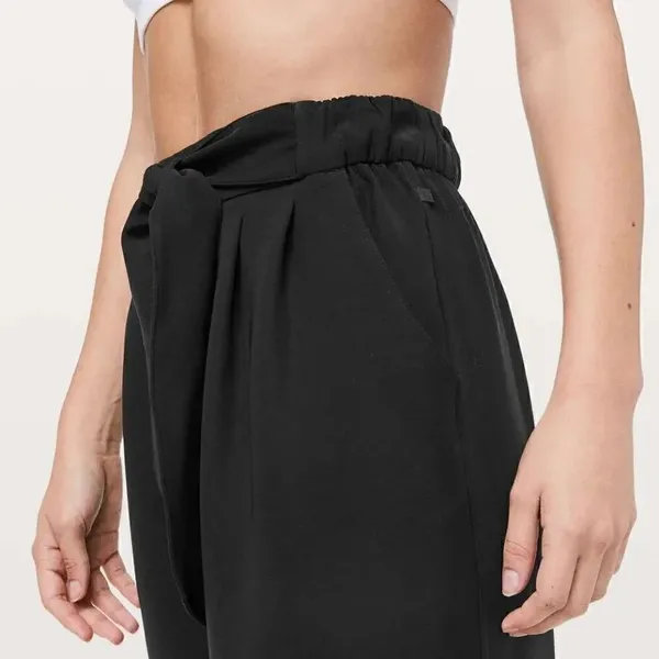 Lululemon Cropped Noir Pants  - Image 3
