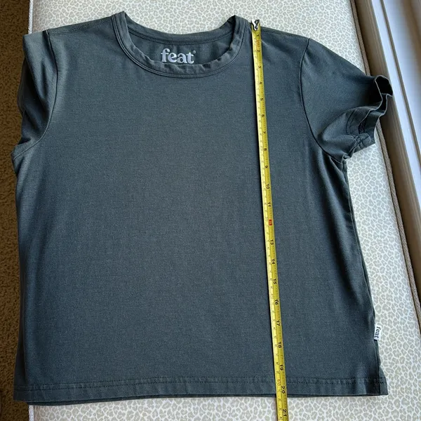 Feat Gray Short Sleeve Crew Neck Cropped Tee Shirt size S - Image 8