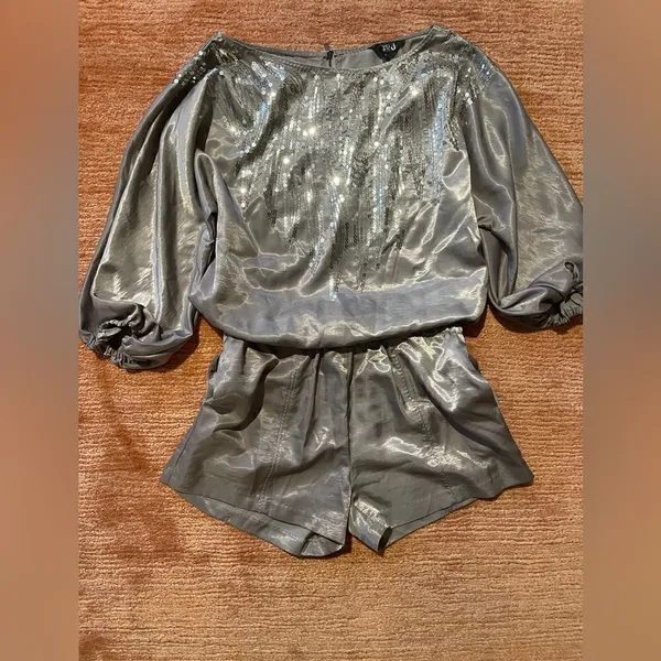 Satin with sparkles rompers - Image 3