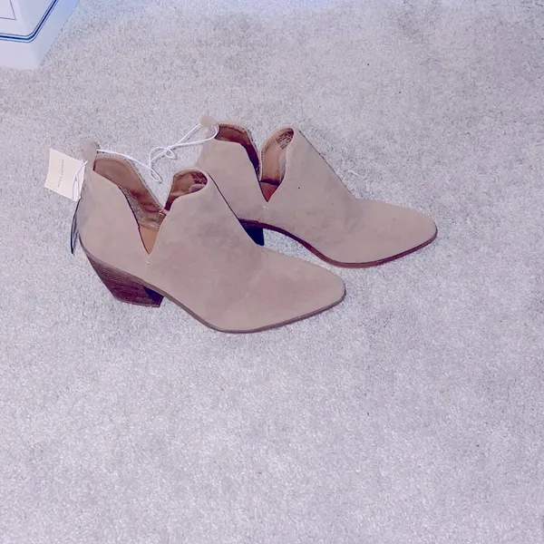 Universal thread tan booties faux suede pointed ties size 9.5 - Image 3