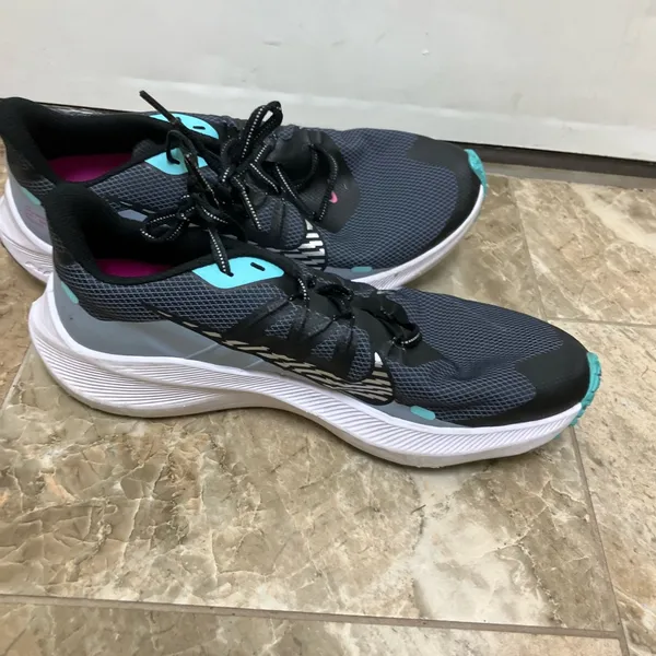 Nike Air Zoom Winflo 7 Sneaker IN black and blue - Image 5