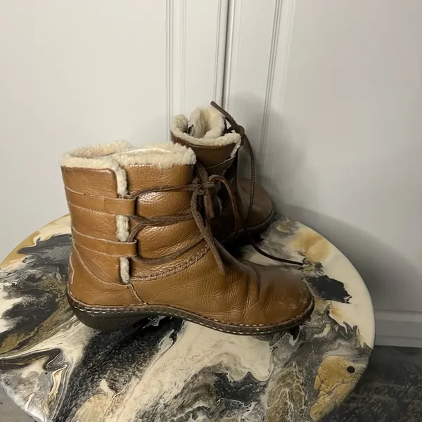 UGG Caspia 1932 Lace Up Shearling Lined Leather Boot - Image 6
