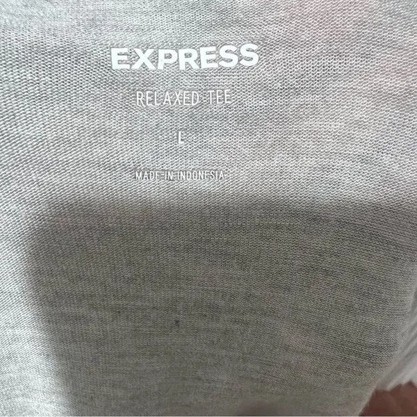Express women's v neck short sleeved oversized gray t shirt size large - Image 4