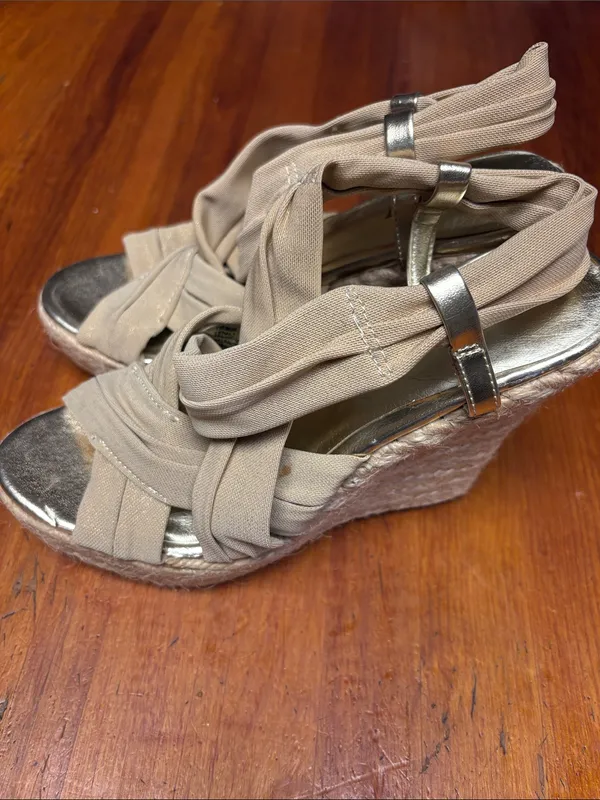 Nine West Beige Twist-Knot Slingback Heels with Gold Footbed - Image 5