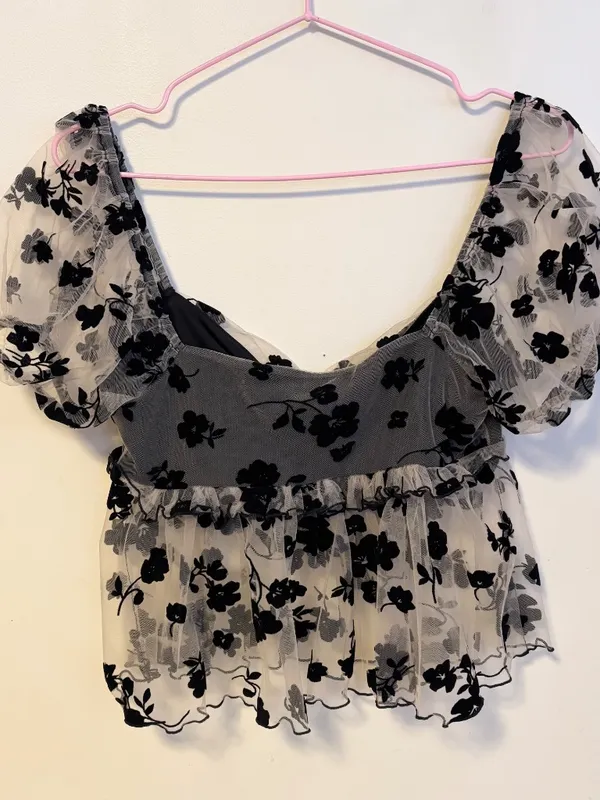 Kimchi Blue Claudia Sheer Puff Short Sleeve Crop Top Blouse Black Floral Medium - Image 4
