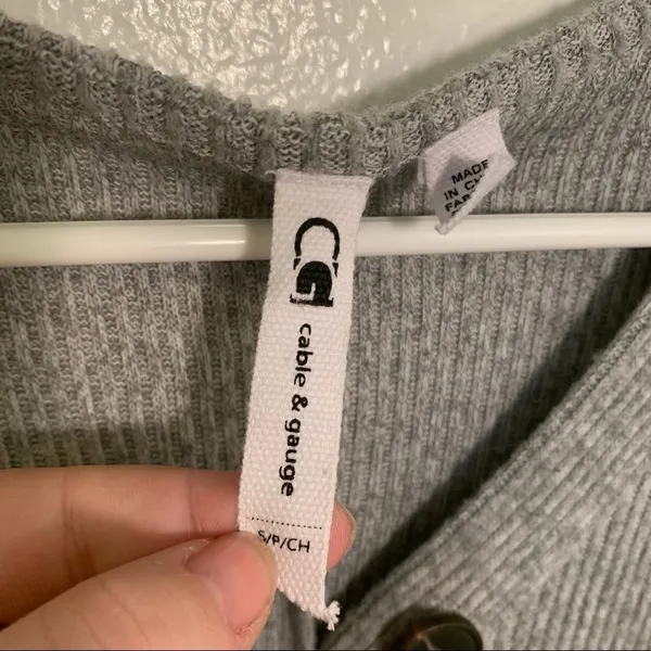 Cable & Gauge‎ Women's Size Small V-Neck Pullover Sweater Gray Ribbed Buttons - Image 8