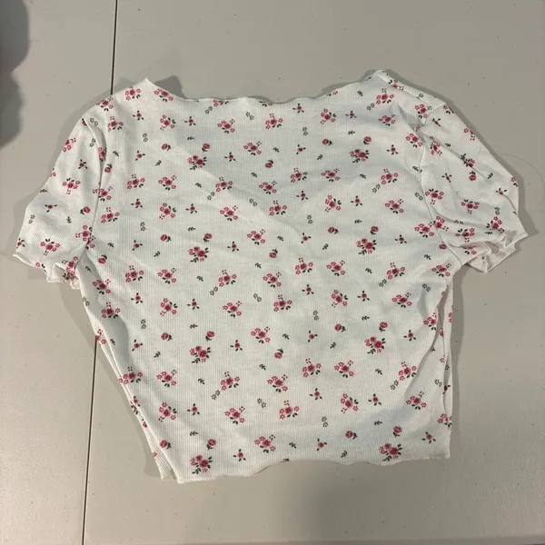 SheIn Button-Front Ribbed White & Pink Rose Floral Crop Top - Size [S] - Image 2