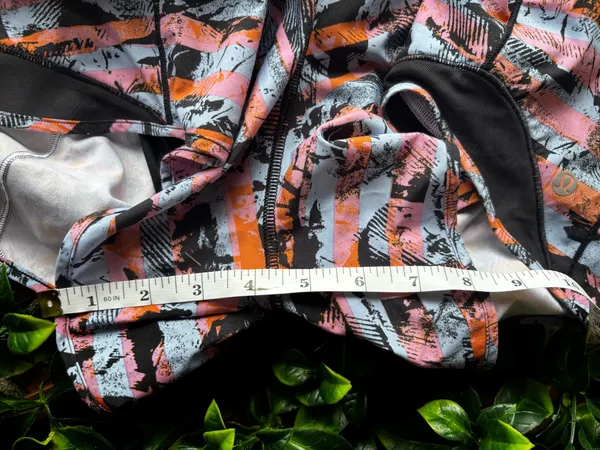 Lululemon Hot Hot Shorts Size 6 Tall - Image 7