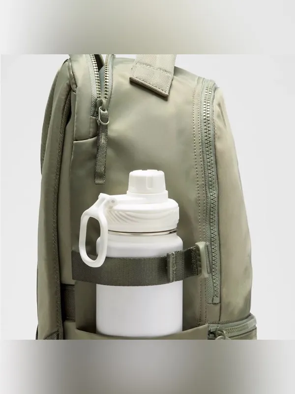 Lululemon NWT New Crew Backpack 22L Water Repellent Green - Image 5