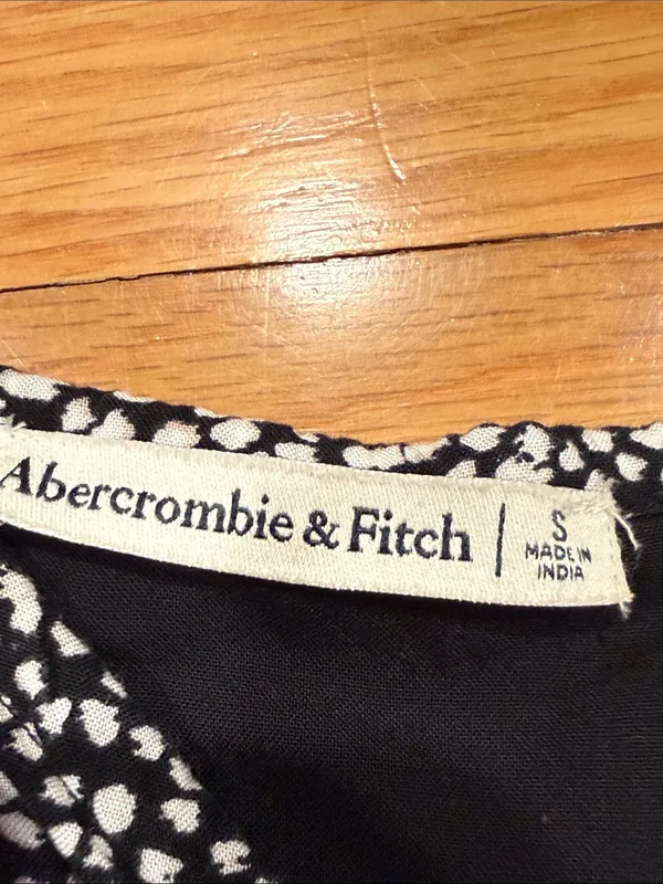 Abercrombie & Fitch top size small. - Image 2