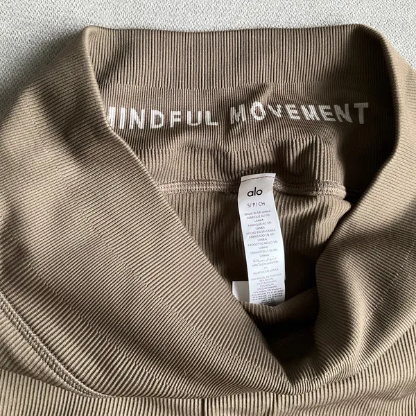 Alo Yoga 5" Seamless Ribbed Favorite Short Lignt Cocoa S - Image 3