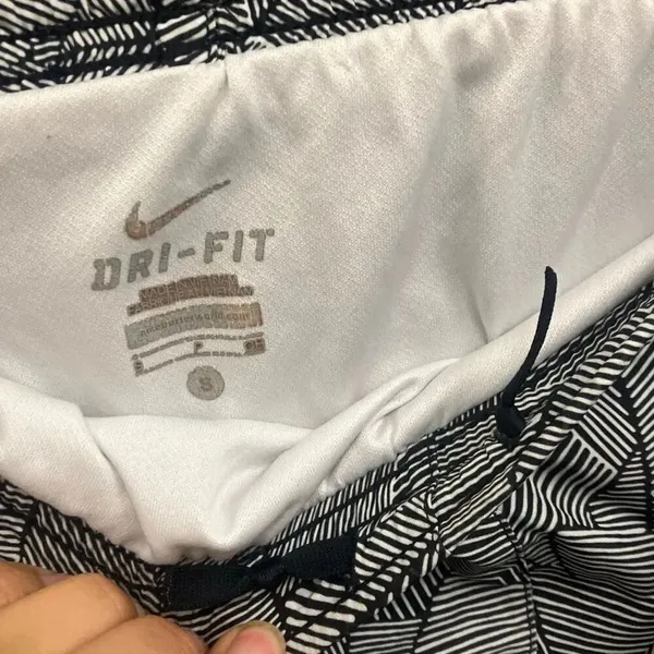 Nike running shorts geometric pattern embroidered swoosh size small #751 - Image 3