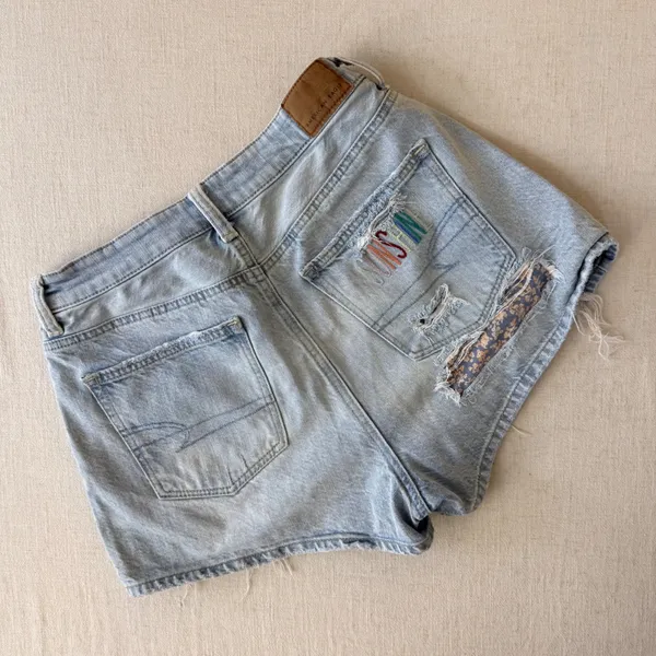 American Eagle Mom Short‎ Light Wash Distressed Rainbow Sunshine Denim Size 2 - Image 2