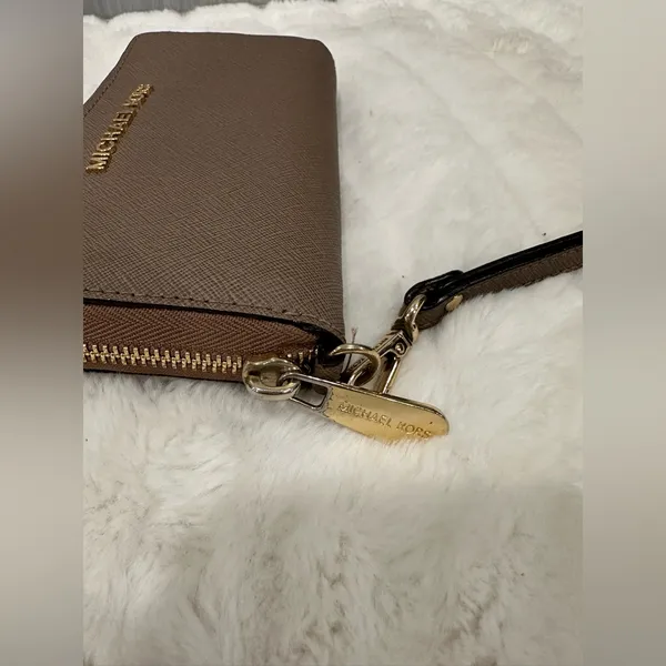 Michael Kors Jet Set Travel Zip Around Wallet - Image 3